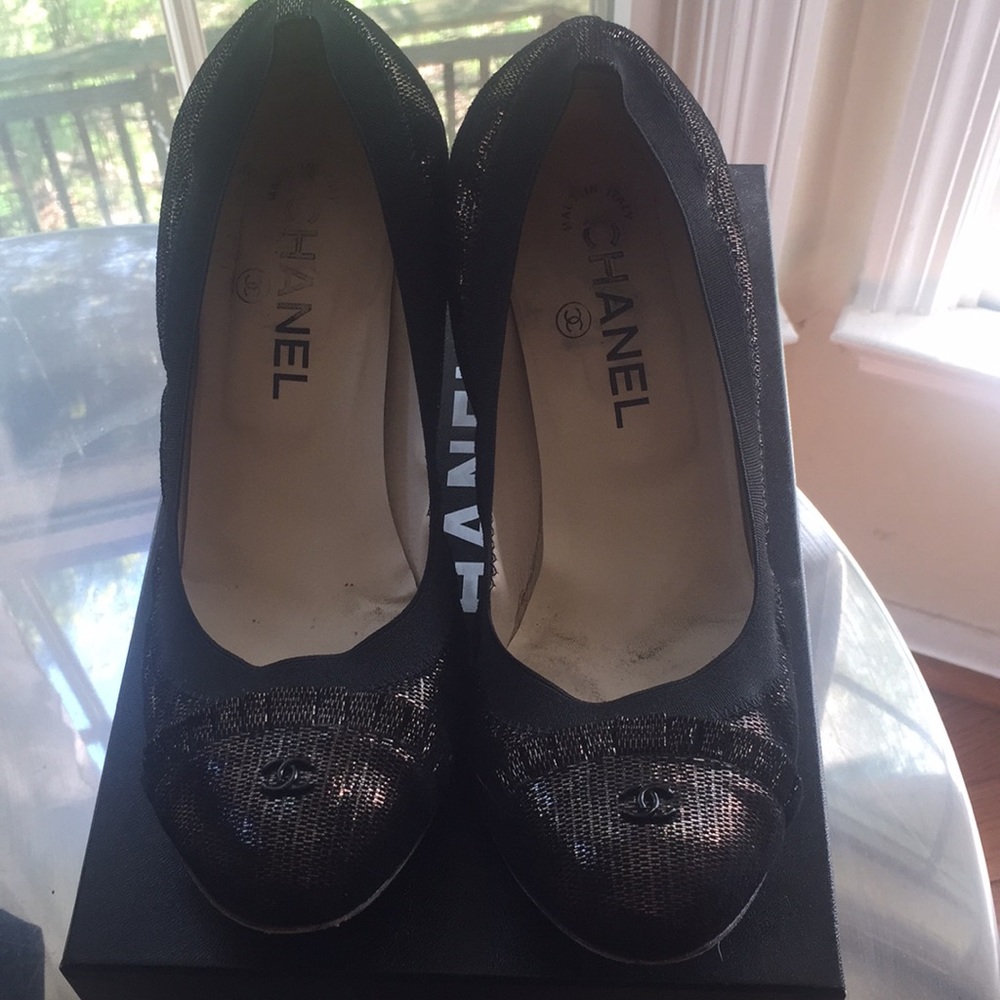 SOLD👏 CHANEL Black Gold Ruffle Escarpins 39 Pumps - Picture 3 of 8